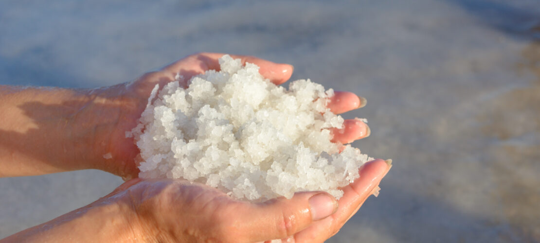 Eine Person hält beide Hände voll Frischem Meersalz